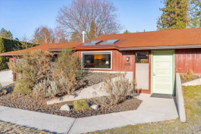 Light & Bright Mid-Century Modern Berm House Central to Downtown & Hospitals